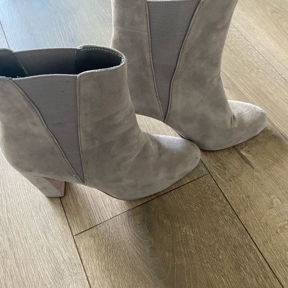 💥PRICE⬇️
STEVE MADDEN - Effect Grey Ankle Booties - 7M - - Picture 5 of 10